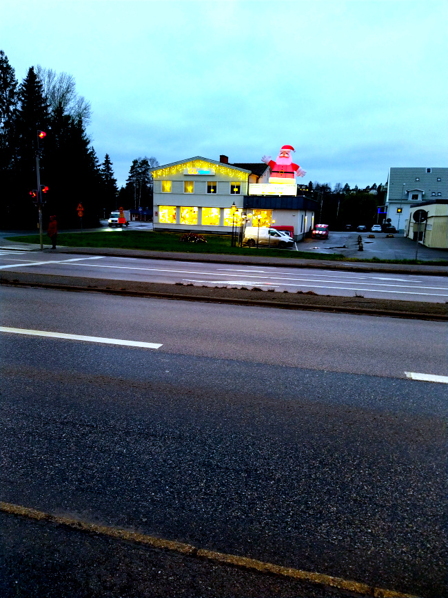 En tomte på ett hustak