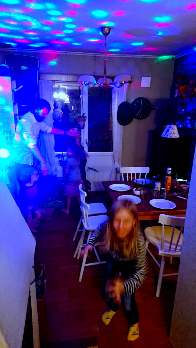 Per dansar med barn i discobelysning