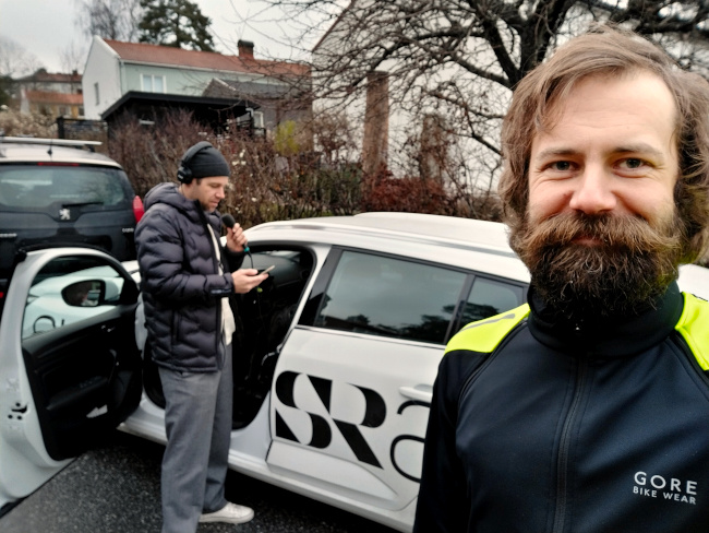 Per och Rasmus framför en bil från Sveriges Radio