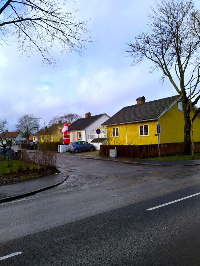 Hjultomte som står i en trädgård