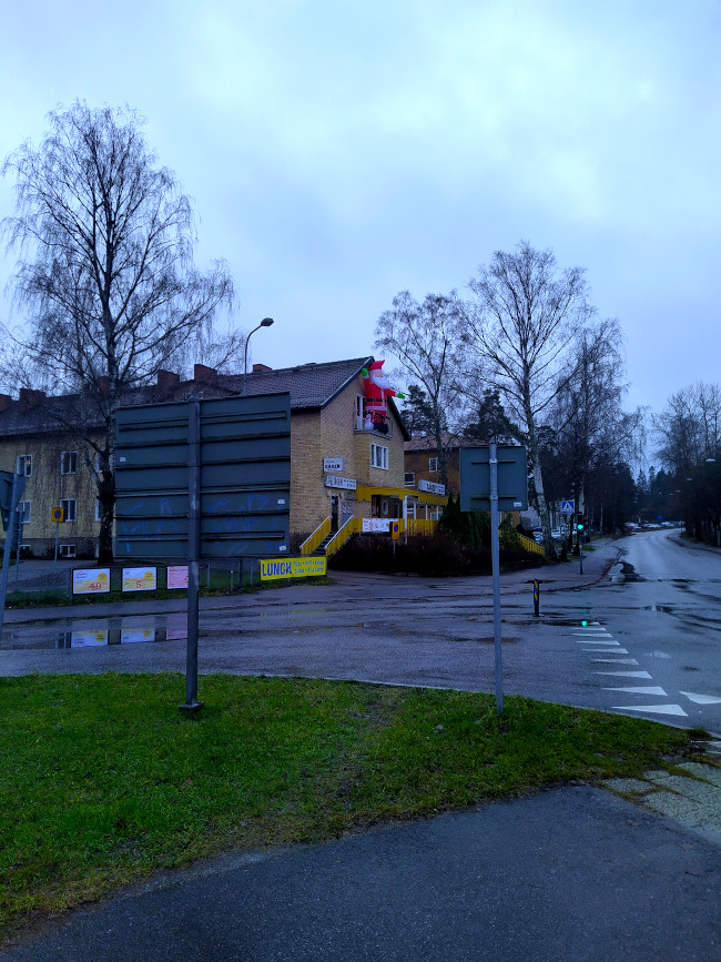 Hjul-Nisse och en snögubbe på en balkong