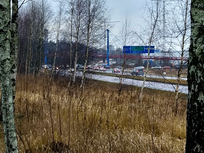 En hängbro över bilväg
