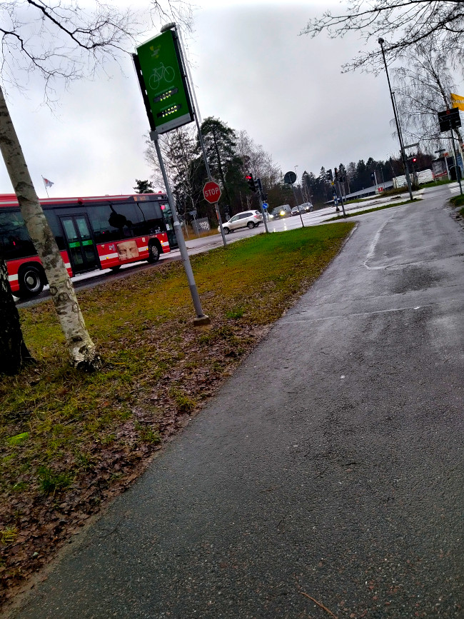 En grön skylt som räknar cyklister