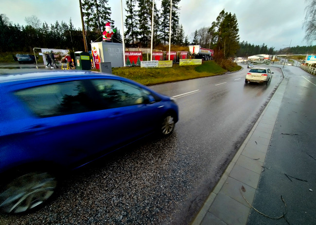 Hjultomte och glassgubben säljer hjulgranar jämte bilväg