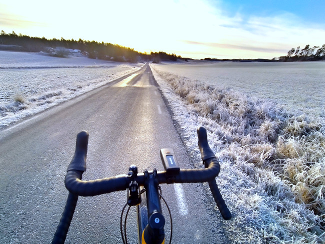 Landsväg med fruset åkerlandskap